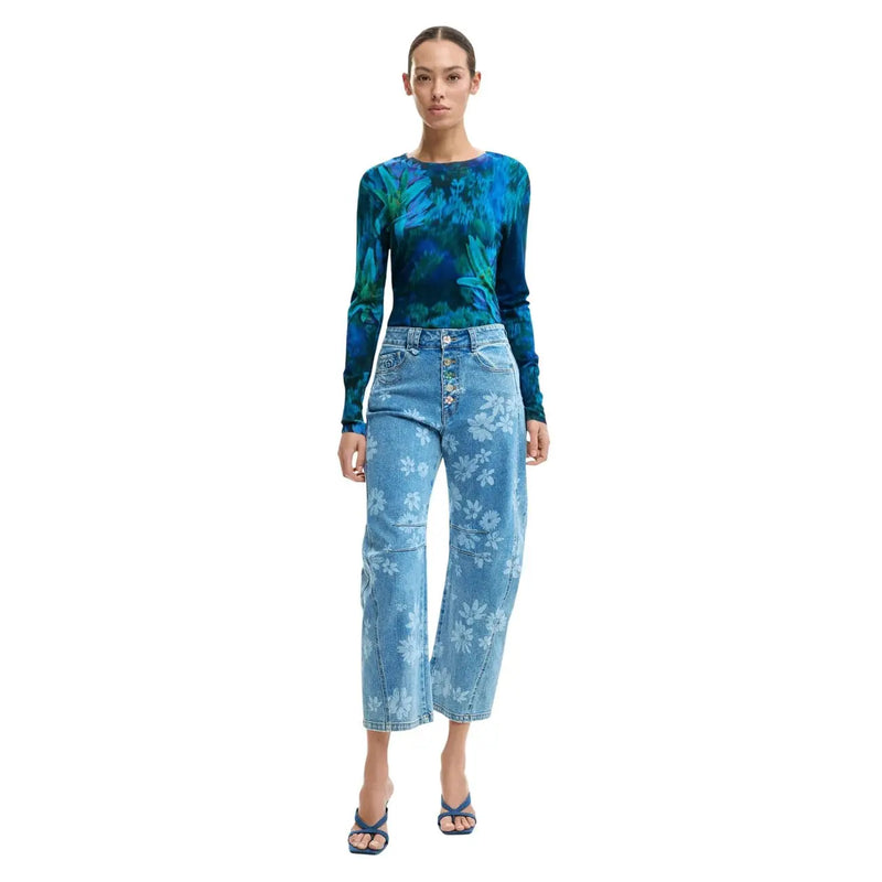 Jean Desigual pour femme en coton à fleurs bleu clair, associé à un t-shirt stretch à manches longues bleu à motifs floraux. top avec un éclat