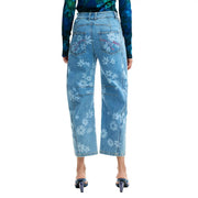 Jean en denim clair délavé avec broderies florales blanches et roses sur jambes larges et courtes, poches en coton, de la marque Desigual