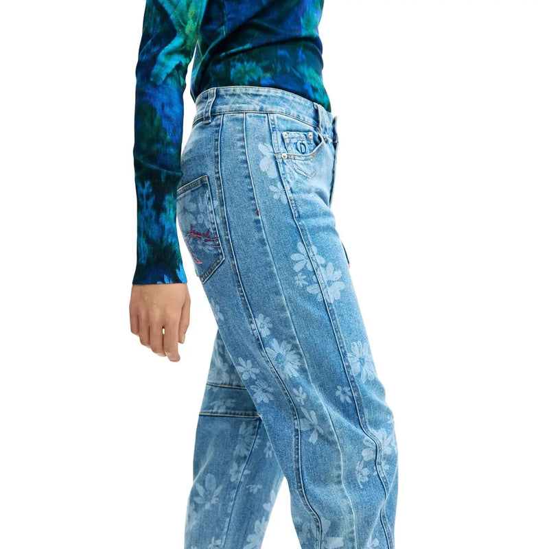 Jean Desigual pour femme en coton fleuri, en denim bleu clair avec un discret motif floral blanc et des détails de couture classiques