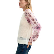Pull Desigual pour femme en maille florale, mélange de laine blanche, de couleur blanc cassé douce, avec un motif floral rose et violet sur le haut des manches.
