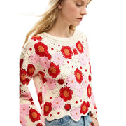 Un pull Desigual pour femme, confortable, en maille beige mélangée de coton à motifs floraux rouges, roses et crème éclatants, avec des bords festonnés.