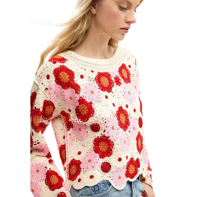 Un pull Desigual pour femme, confortable, en maille beige mélangée de coton à motifs floraux rouges, roses et crème éclatants, avec des bords festonnés.