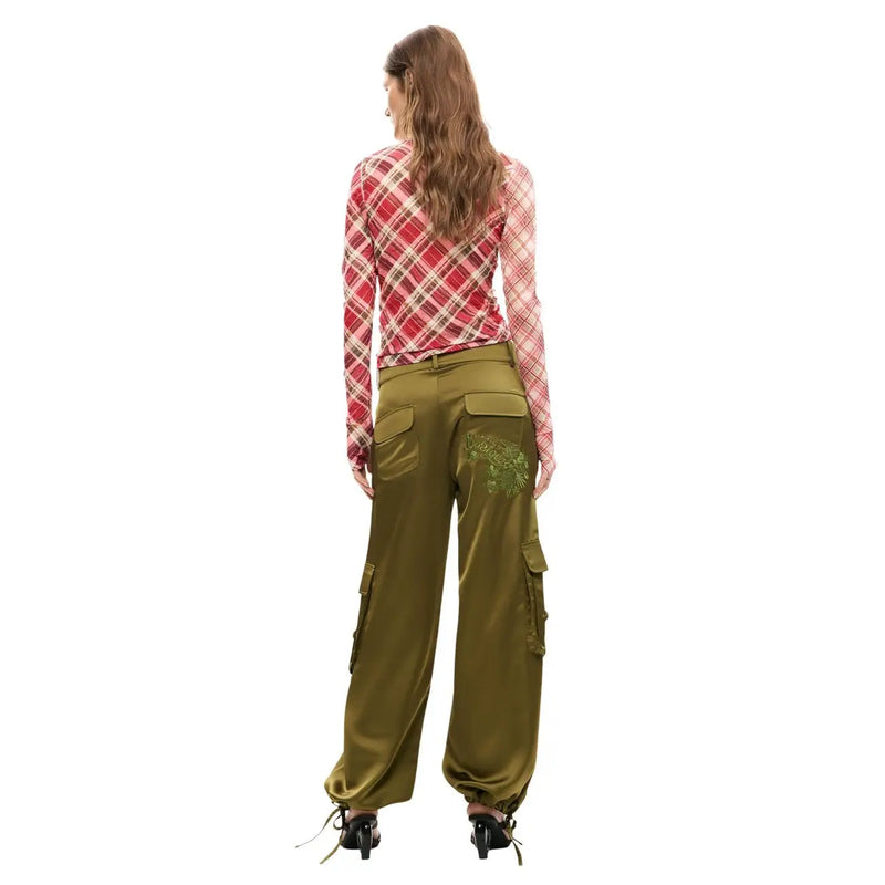Pantalon cargo Desigual pour femme, en polyester, avec écusson brodé vert sur la poche et dos en satin olive.