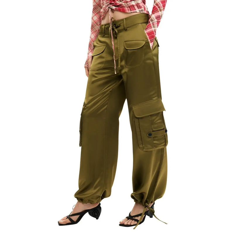 Pantalon cargo en satin de polyester olive pour femme de Desigual, doté de multiples poches et d'une taille élastiquée avec cordon de serrage.