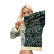 Pull Desigual pour femme en maille de laine mélangée verte, orné d'un motif moucheté bicolore confortable et de bords-côtes aux poignets et à la base.