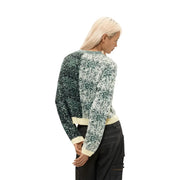Pull court à manches longues Desigual pour femme, en maille de laine mélangée verte, à motif moucheté bicolore et poignets crème.