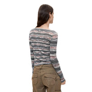 Pull Desigual pour femme en maille de coton gris à col bateau, manches longues et rayures horizontales ondulées grises, roses et blanches.