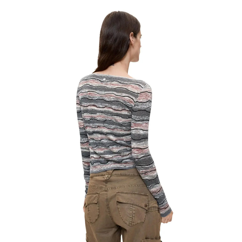 Pull Desigual pour femme en maille de coton gris à col bateau, manches longues et rayures horizontales ondulées grises, roses et blanches.