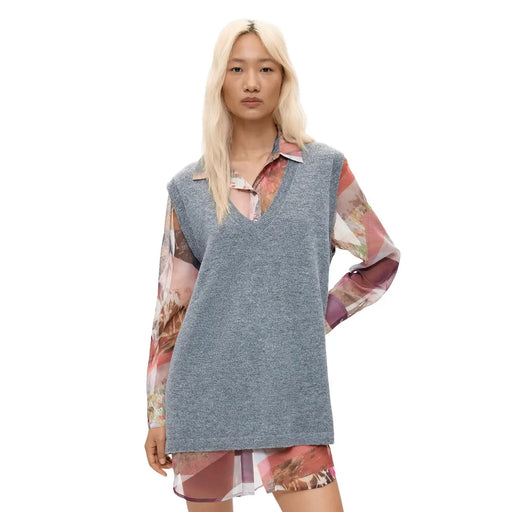 Robe sans manches grise en polyester Desigual pour femme, avec un décolleté plongeant et de longues manches transparentes à motifs floraux dans des tons roses et violets.