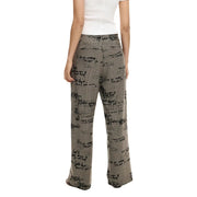 Pantalon Desigual pour femme, gris à motif zippé, avec un discret motif à carreaux et inscription noire, en tissu mélangé viscose.
