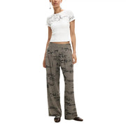 Pantalon gris à jambes larges pour femme Desigual, orné de subtils motifs à carreaux et d'inscriptions noires, confectionné dans un mélange de viscose.