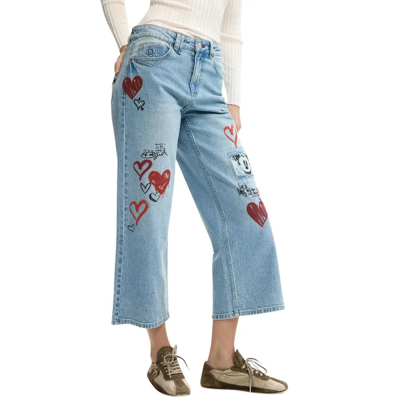 Jean Desigual pour femme en denim de coton bleu clair orné de patchs ludiques en forme de cœur rouge et de Mickey Mouse avec inscription graffiti