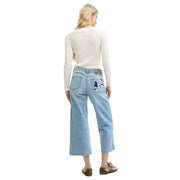 Arrière d'un jean Desigual pour femme en denim de coton bleu clair avec broderie Mickey Mouse sur la poche