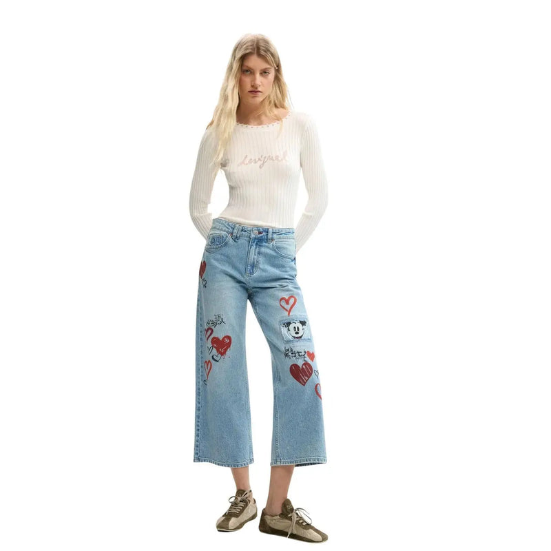 Jean Desigual pour femme en denim de coton bleu clair, jambes larges, avec empiècements en forme de cœur rouge et application Mickey Mouse.