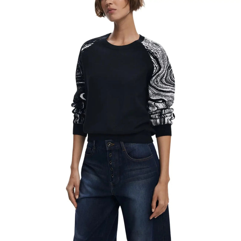 Pull Desigual pour femme, en maille noire mélangée viscose, orné de délicats motifs tourbillonnants blancs sur les manches et de poignets froncés.