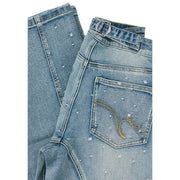 Jean Desigual pour femme, bleu clair, en coton stretch, orné de strass blancs et d'un logo brodé de fils d'or (face arrière).