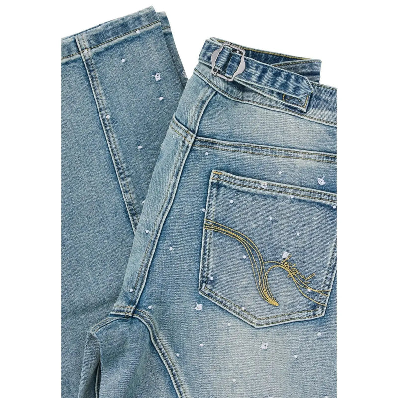 Jean Desigual pour femme, bleu clair, en coton stretch, orné de strass blancs et d'un logo brodé de fils d'or (face arrière).