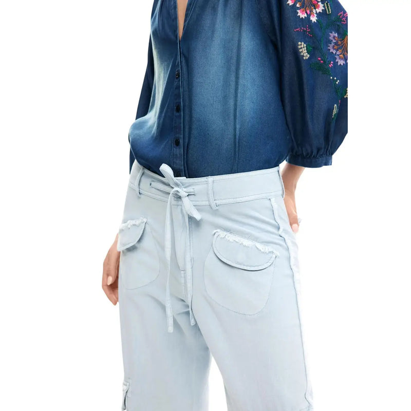Pantalon en denim de coton bleu clair pour femme de Desigual, avec bords de poches effilochés et taille élastiquée à cordon assorti.