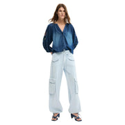 Chemisier en denim bleu à manches brodées et fermeture boutonnée sur le devant, associé à un pantalon en coton bleu clair à lacets Desigual pour femme.