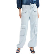 Pantalon cargo Desigual pour femme en coton bleu clair, doté de multiples poches et d'une taille élastiquée avec cordon de serrage, idéal pour un style décontracté.