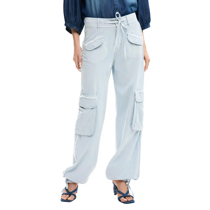 Pantalon cargo Desigual pour femme en coton bleu clair, doté de multiples poches et d'une taille élastiquée avec cordon de serrage, idéal pour un style décontracté.