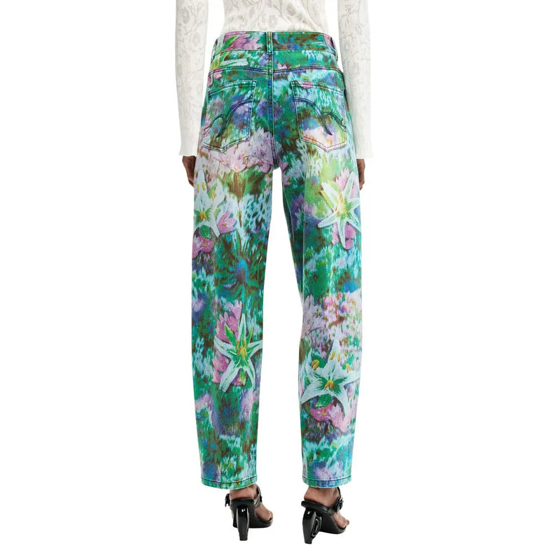 Jean Desigual pour femme, en coton bleu clair à motif floral, jambes larges, dans des tons turquoise, rose et blanc, avec une matière denim éclatante.