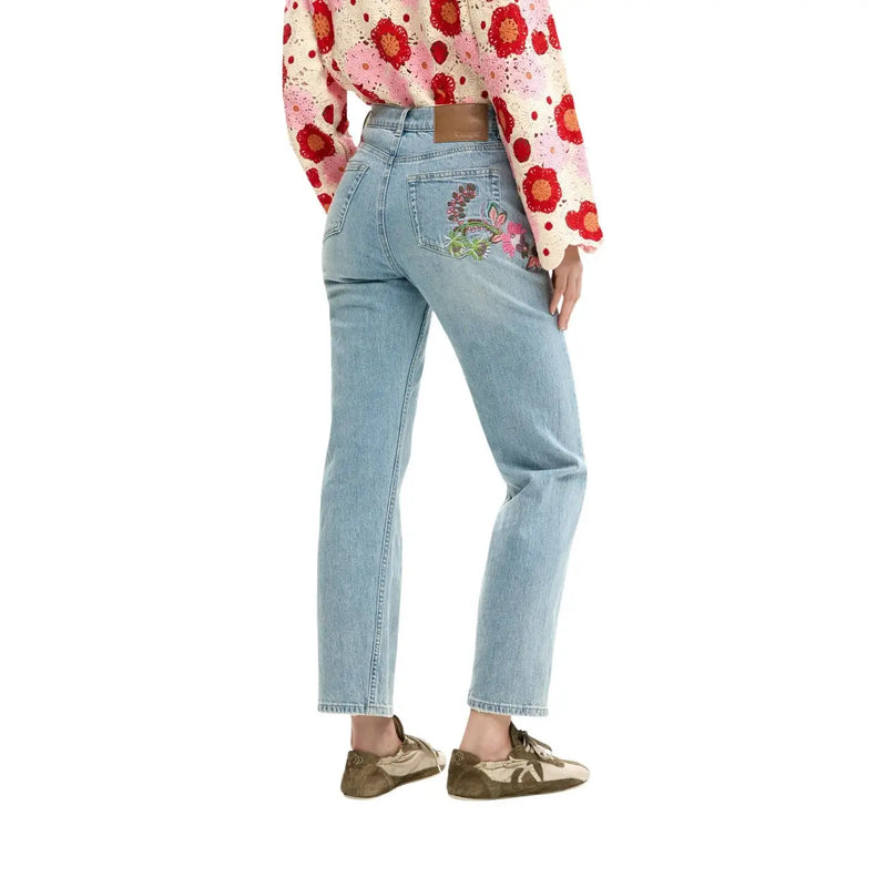 Jean Desigual pour femme en coton bleu clair avec broderie florale colorée sur la poche arrière