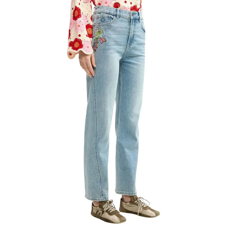Jean Desigual pour femme en coton bleu clair, denim délavé et écusson floral brodé coloré sur la poche avant droite