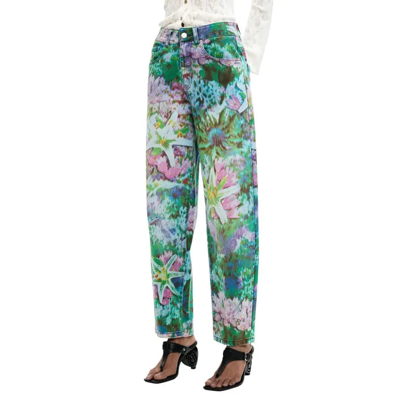 Jean Desigual pour femme, bleu clair à fleurs, jambes larges, disponible en vert, rose et violet.