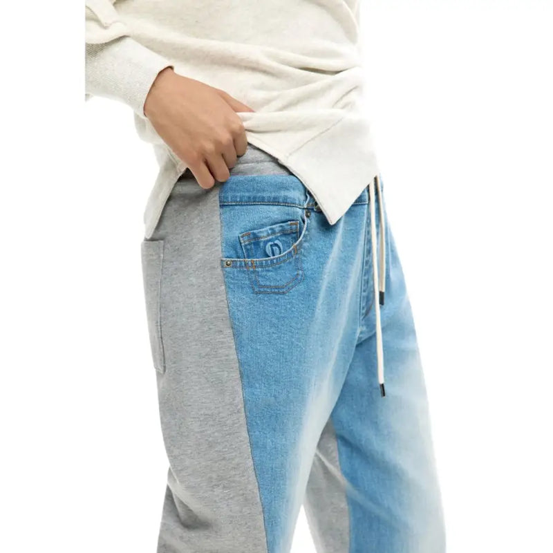 Jean Desigual bleu clair à détails en dentelle et logo sur la poche latérale d'un pantalon de survêtement gris