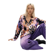 Pull Desigual pour femme en maille de coton rose à fleurs, orné d'un cardigan tie-dye à manches longues aux couleurs vibrantes rose, violet et noir.