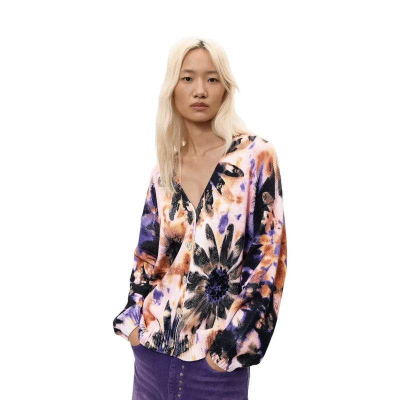 Pull Desigual pour femme en maille de coton rose à motif floral, orné d'un cardigan tie-dye à manches longues aux couleurs vibrantes rose, violet et noir.