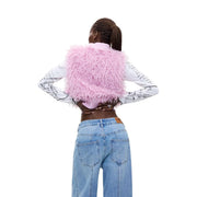 Gilet sans manches rose en polyester Desigual pour femme, orné de plumes rose clair duveteuses, porté sur une chemise blanche à manches longues.