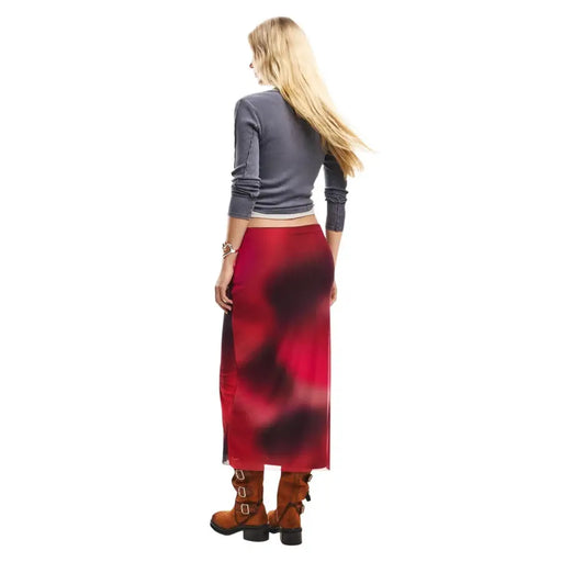 Jupe Desigual pour femme en polyester rouge avec une texture soyeuse à dégradé rouge-noir fluide
