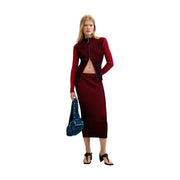 Un ensemble deux pièces en maille rouge foncé à coupe ajustée de Desigual, composé d'une veste courte zippée et d'une jupe midi en viscose mélangée.