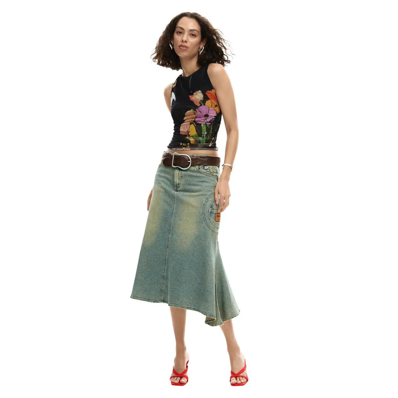 Une jupe en jean mi-cuisse bleu délavé à ourlet asymétrique et poche avant, associée à un débardeur fleuri Desigual pour femme à col rond. top noir