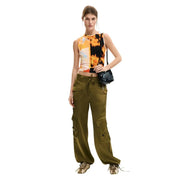 Pantalon cargo vert olive à poches multiples et taille élastiquée à cordon, porté avec un débardeur fleuri en viscose Desigual pour femme. top