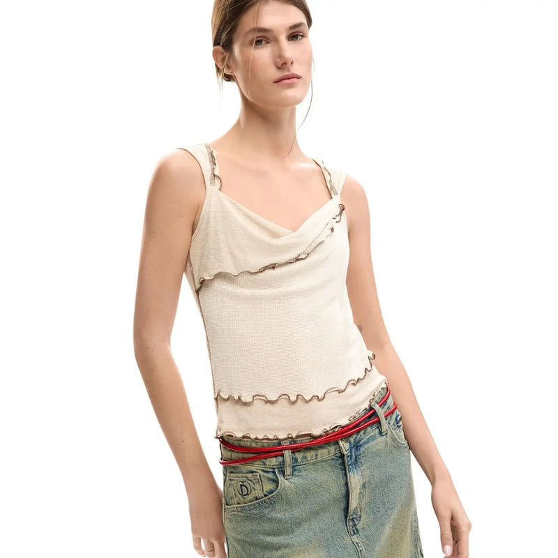 Débardeur en maille texturée couleur crème, à bords volantés et surpiqûres décoratives, de la marque Desigual en viscose beige. top