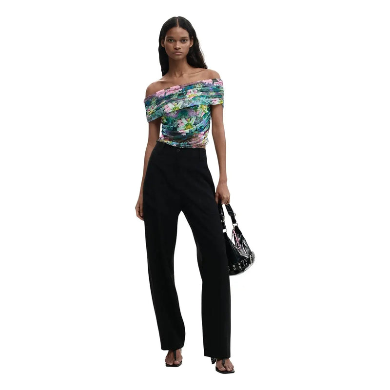 Sac à main noir clouté à finition brillante et bandoulière chaîne, assorti à des vêtements Desigual pour femme top manches courtes à col bateau bleu clair à motif floral