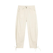 Jean en denim crème avec revers lacés et détails de surpiqûres discrets, signé Desigual, avec poches avant et arrière.