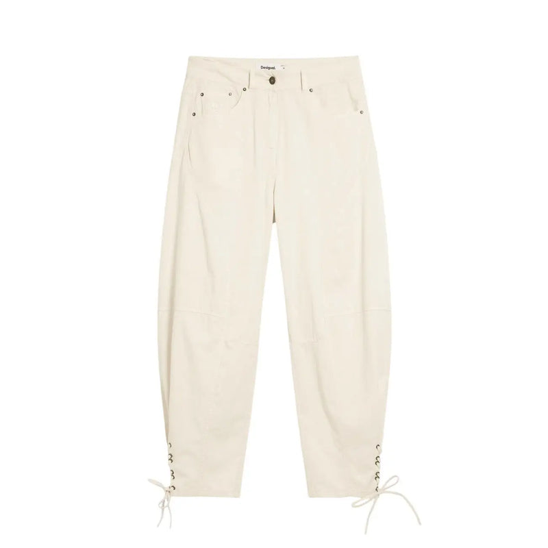 Jean en denim crème avec revers lacés et détails de surpiqûres discrets, signé Desigual, avec poches avant et arrière.