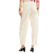 Pantalon Desigual pour femme, couleur crème, taille haute, en coton, avec revers lacés et poches arrière beiges.