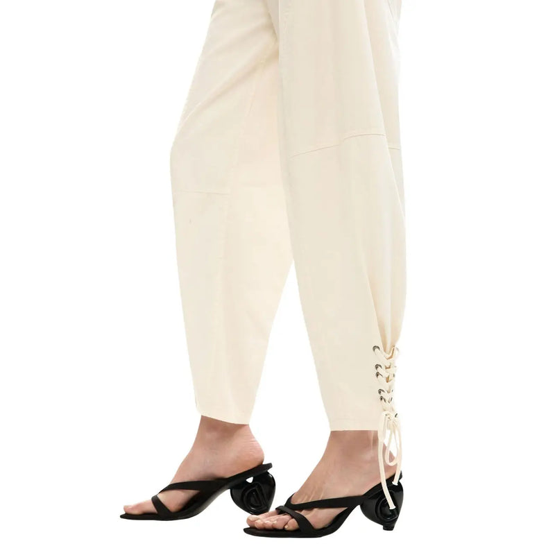 Pantalon en coton crème fuselé de Desigual, avec revers à lacets et poches avant et arrière pour femme