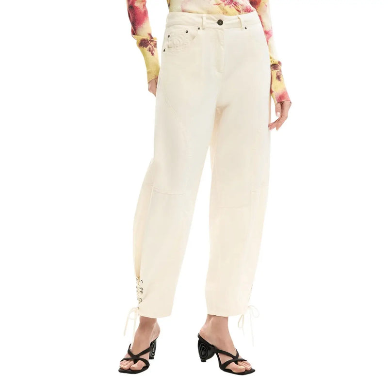 Pantalon Desigual couleur crème en coton taille haute, avec revers lacés et poches avant et arrière.
