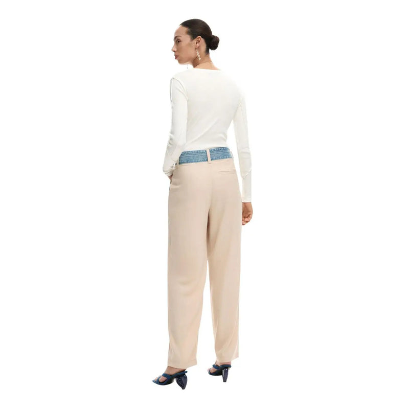 Pantalon Desigual pour femme, beige, jambes larges, coupe droite, ceinture en denim bleu contrastante (vue de face)