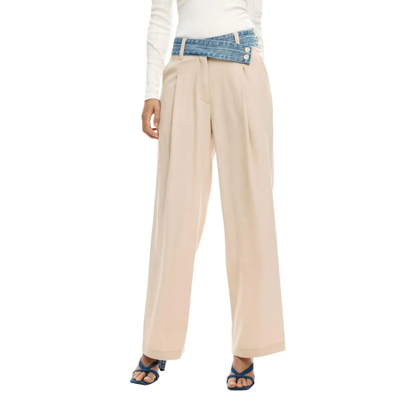 Pantalon beige à jambes larges en viscose mélangée de Desigual, avec ceinture en denim et fermeture zippée à bouton à la taille.