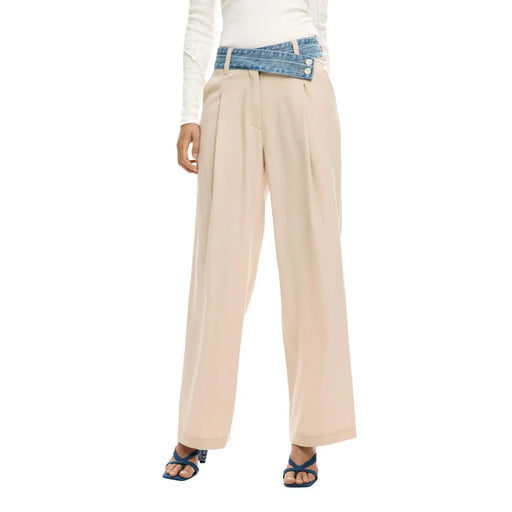 Pantalon beige à jambes larges en viscose mélangée de Desigual, avec ceinture en denim et fermeture zippée à bouton à la taille.