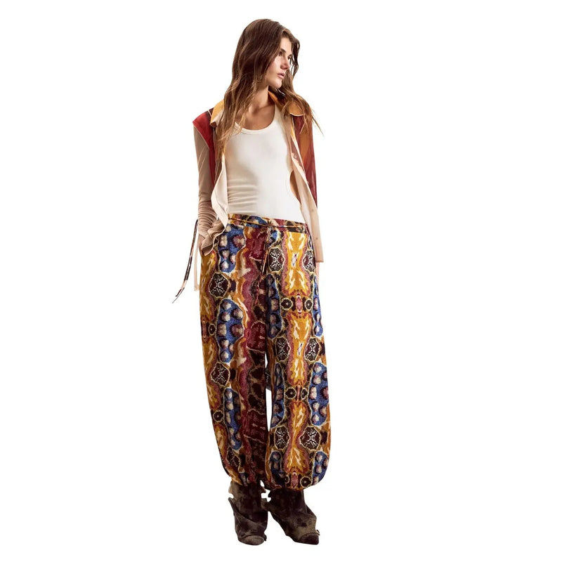Pantalon Desigual pour femme en viscose moutarde avec ceinture, orné d'une coupe large et d'un motif audacieux or, bleu et bordeaux.