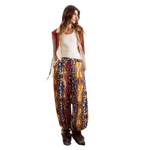 Pantalon Desigual pour femme en viscose moutarde avec ceinture, orné d'une coupe large et d'un motif audacieux or, bleu et bordeaux.