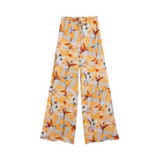 Pantalon Desigual pour femme, en viscose orange à motif floral, coupe large, taille élastiquée et cordon de serrage, avec des accents jaune vif et gris.